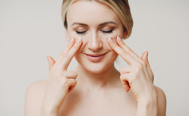 How to Properly Remove Makeup from your Eyes