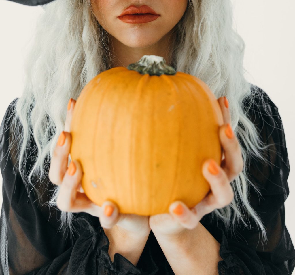 Paznokcie na Halloween z motywem dyni