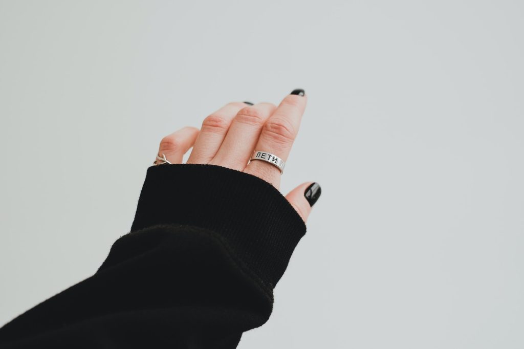 Czarne paznokcie na Halloween