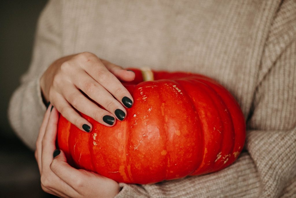 Czarne paznokcie na Halloween