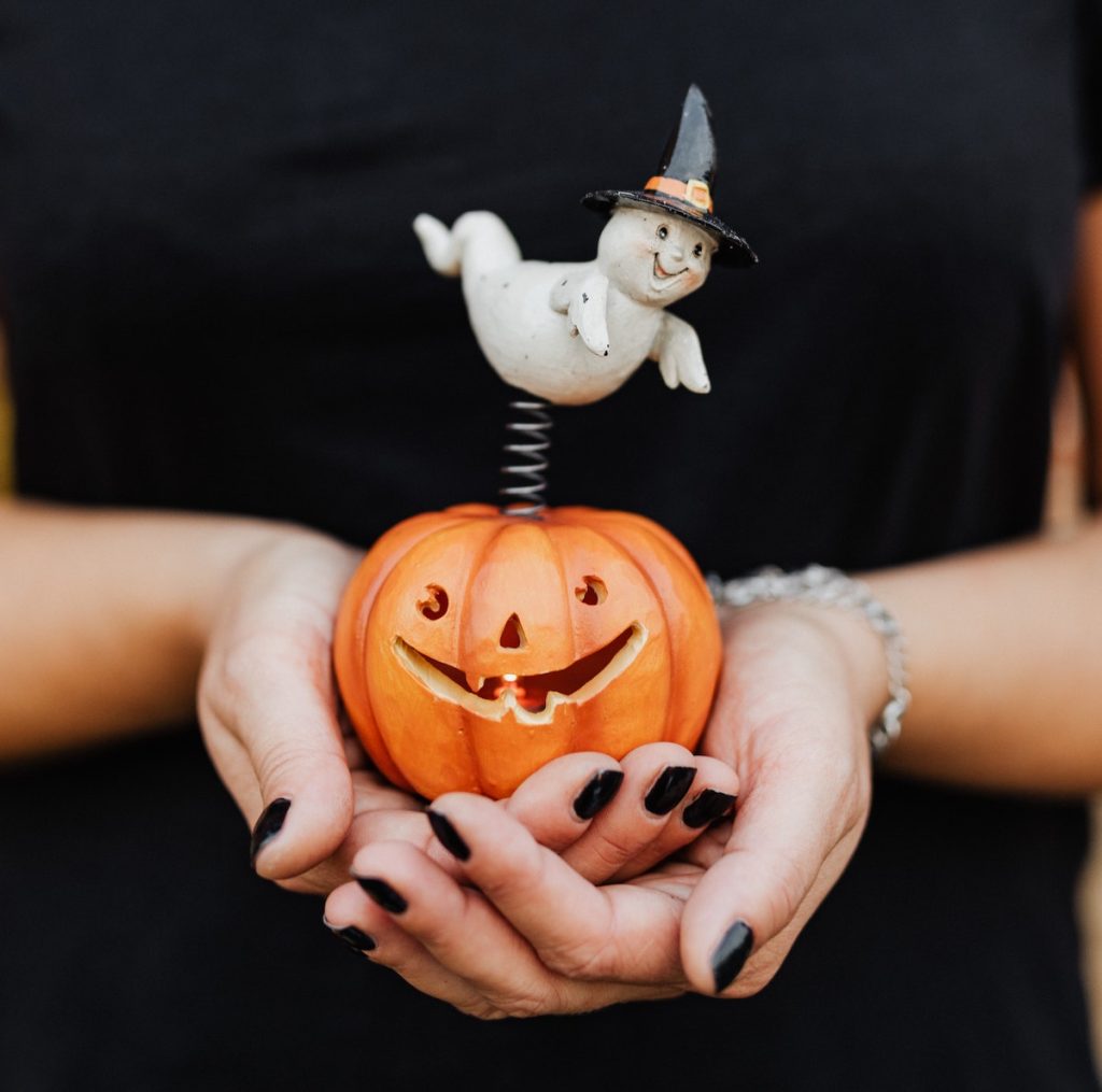Czarne paznokcie na Halloween