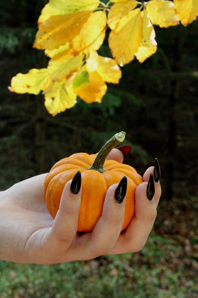 Czarne paznokcie na Halloween