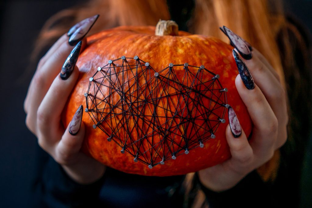Długie paznokcie na Halloween