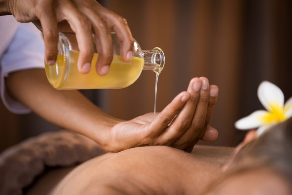 What does a lomi lomi massage session look like?