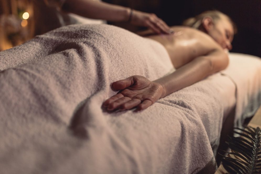 What to wear to a lomi lomi massage?
