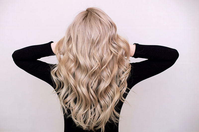 Tonowanie włosów - długie blond włosy