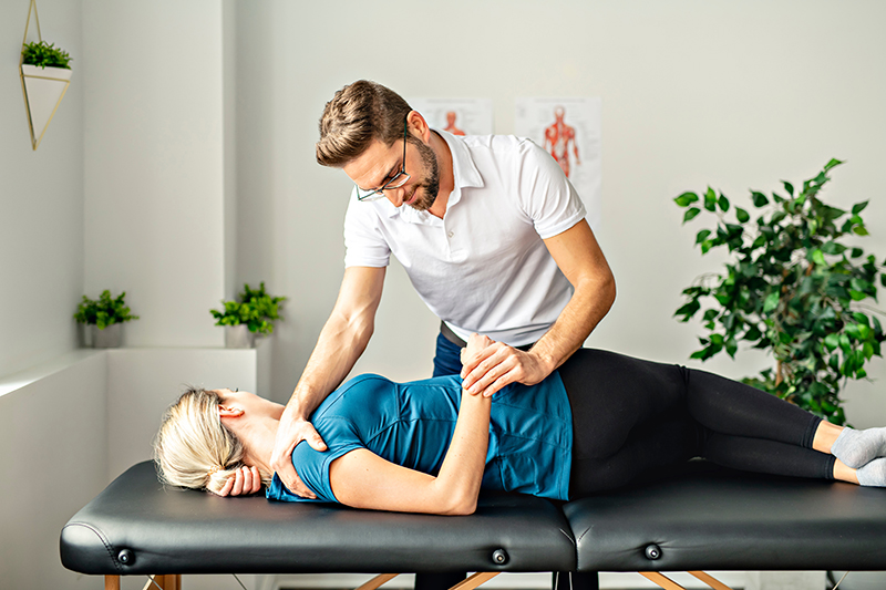 Fzjoterapia - fizjoterapeuta i pacjentka