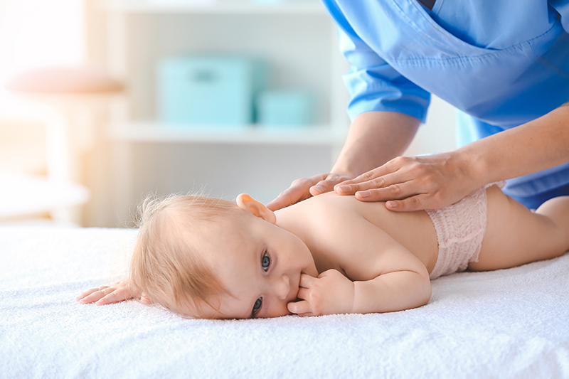 Fizjoterapeuta pracujący z niemowlakiem