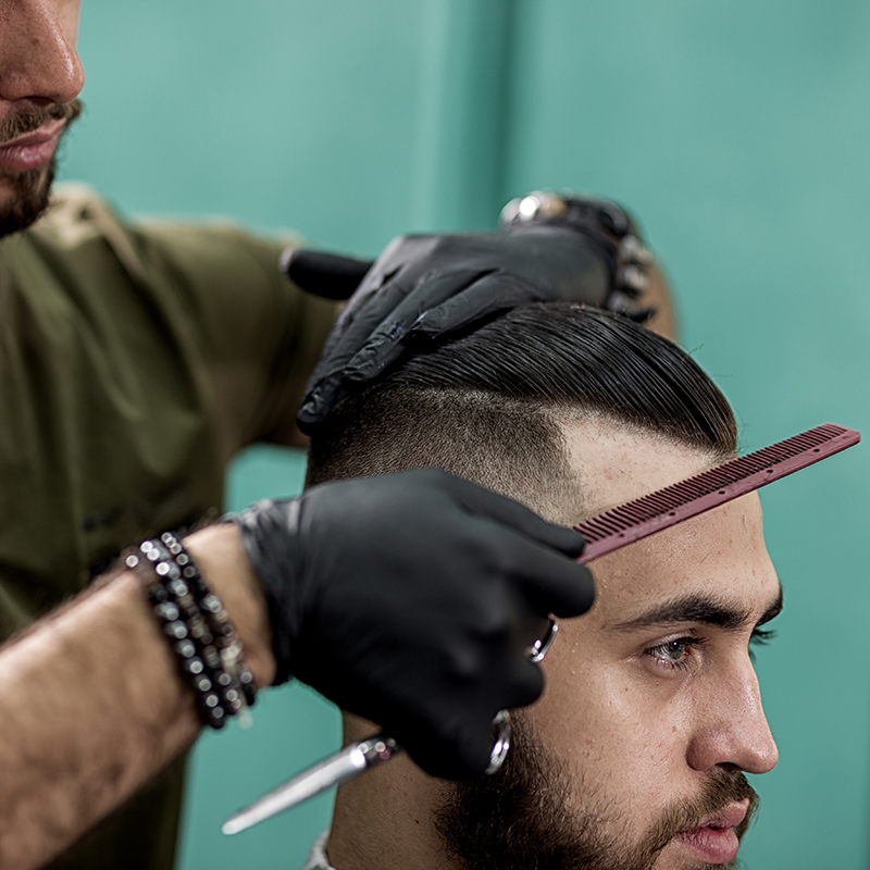 Modne fryzury męskie na lato: comb over