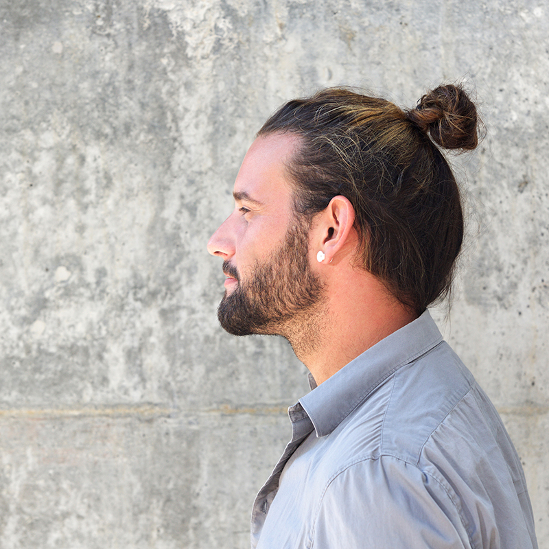 Modne fryzury męskie na lato: manbun