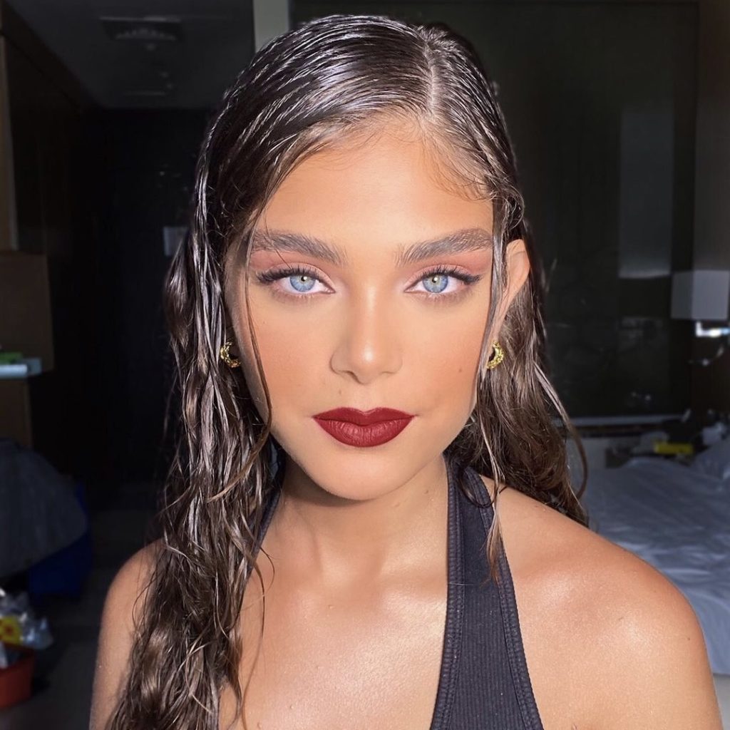 Fryzury Wet look na lato
