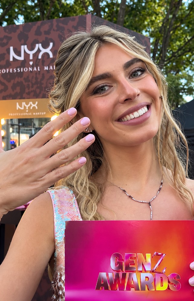 Rosa pastel y uñas naturales